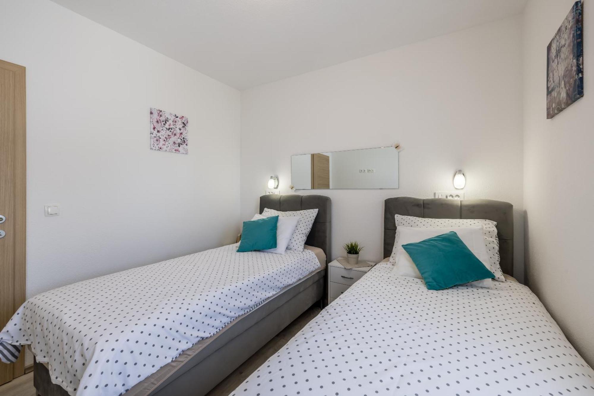 Apart Sa Terasom 250M Od Plaze,Parking,Wi Fi,Rostilj Трогир Экстерьер фото