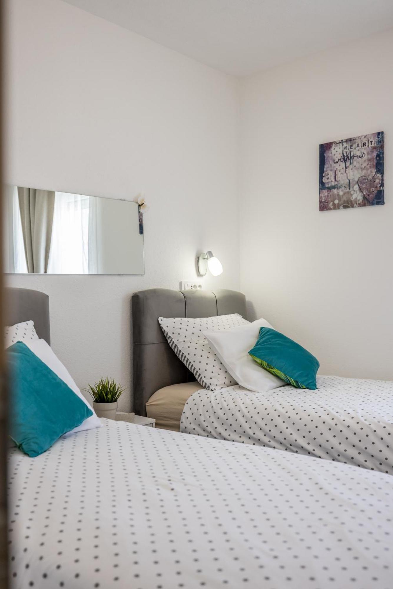 Apart Sa Terasom 250M Od Plaze,Parking,Wi Fi,Rostilj Трогир Экстерьер фото